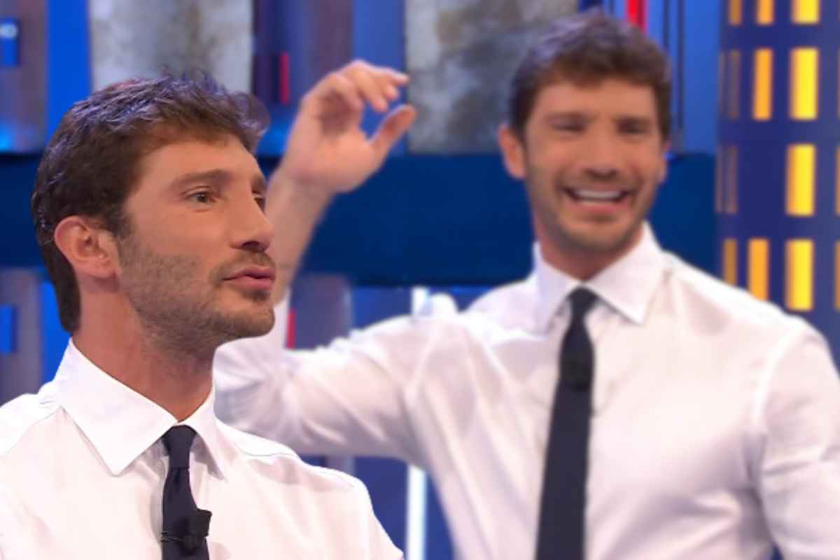 stefano de martino perde testa pacchista